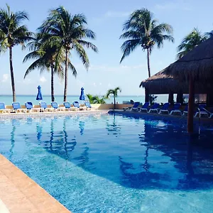 Nautibeach Front In North Apartahotel